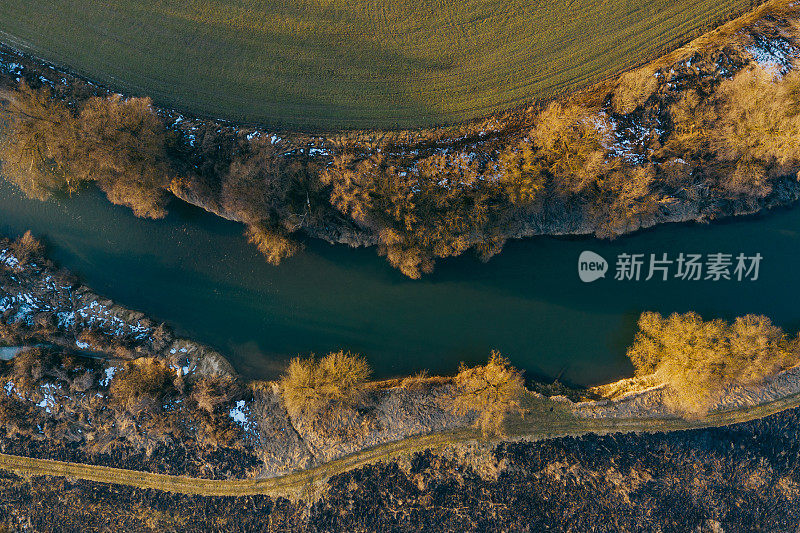 冬季河流鸟瞰图