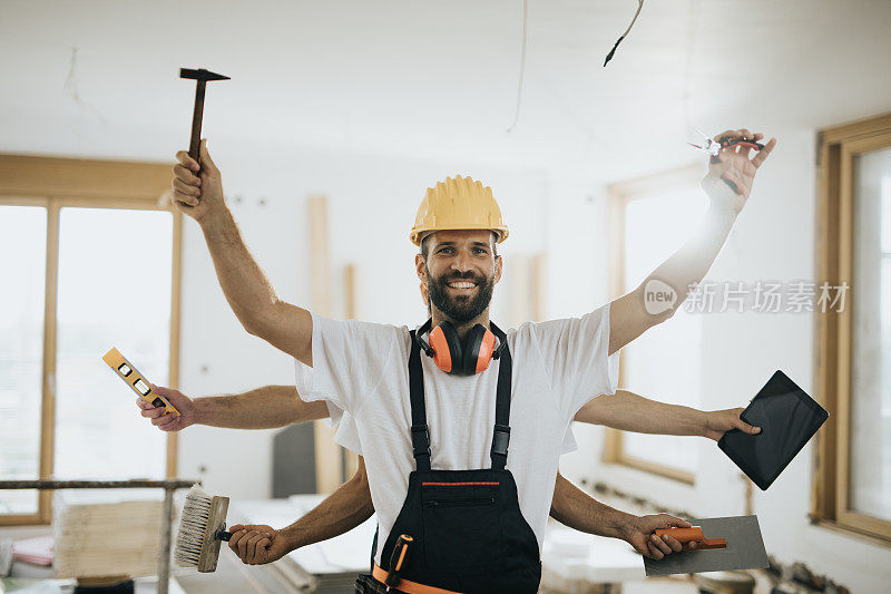 快乐的多任务建筑工人在装修公寓。