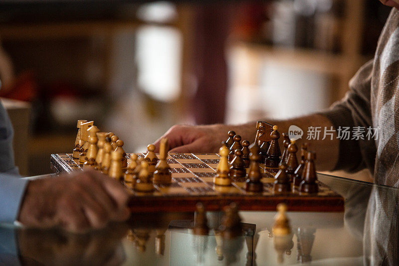 两个老人在家里下棋