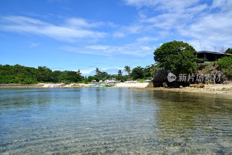 菲律宾马拉帕斯卡岛清澈的海水