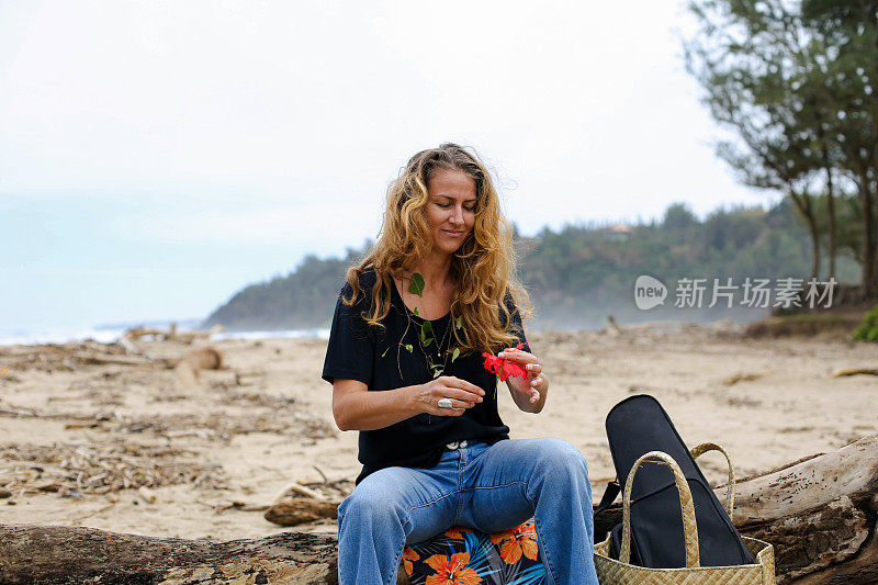 44岁的中年妇女在夏威夷考艾岛北岸享受快乐时光