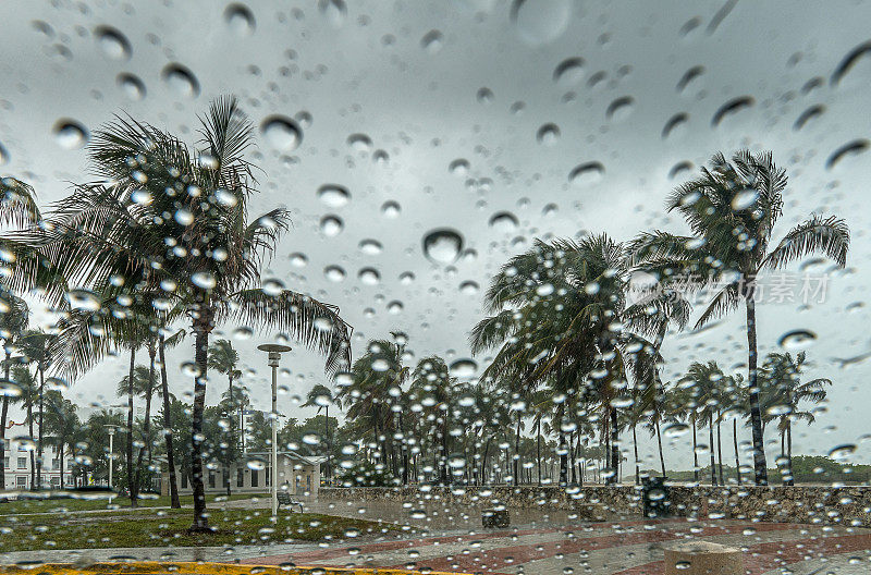 暴风雨天气