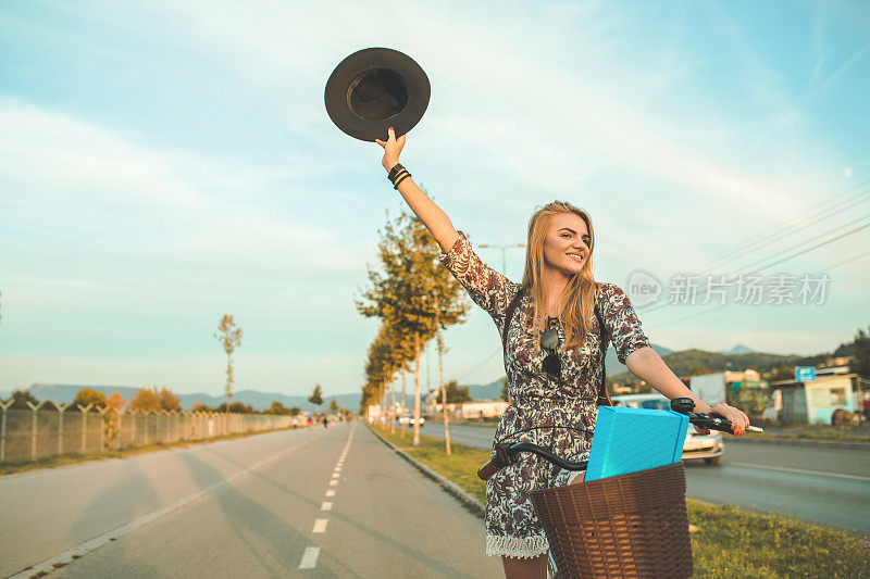 年轻快乐的女学生骑自行车