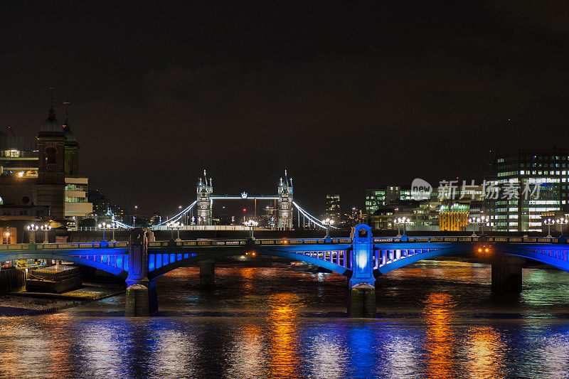 夜景泰晤士河，伦敦桥和伦敦塔桥在英国伦敦，英国。