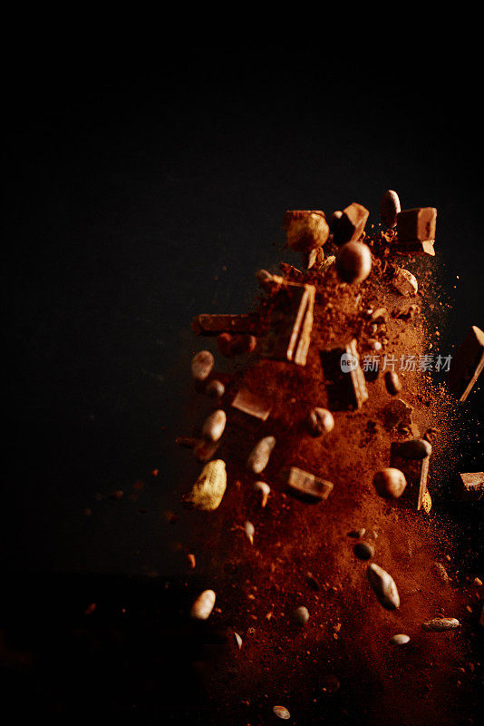 用可可粉和巧克力片做成的巧克力食品爆炸