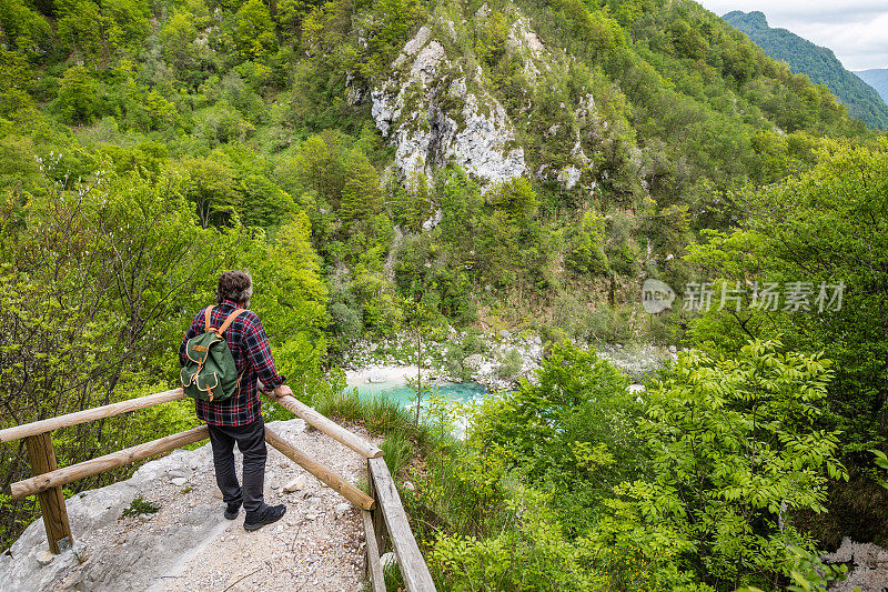 斯洛文尼亚科巴里德附近朱利安阿尔卑斯的一名男子正在欣赏索卡河谷
