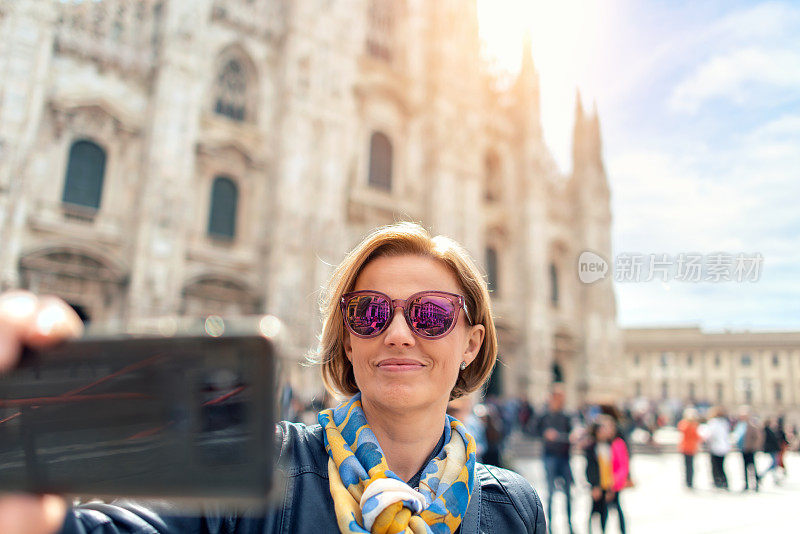 在米兰旅行的女人