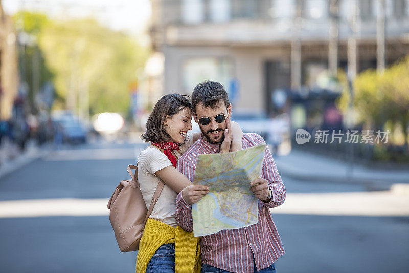 一对年轻游客正在尽情地探索这座城市