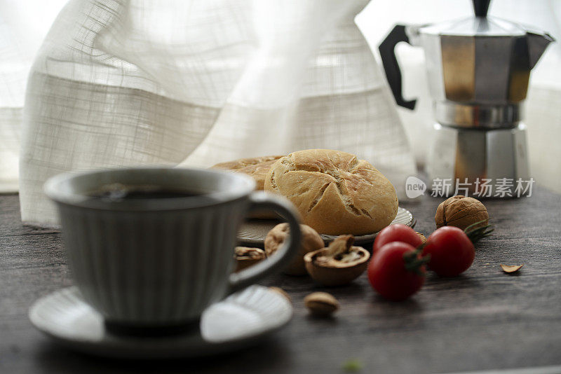 休息时间:自制的乡村面饼，新鲜水果和核桃