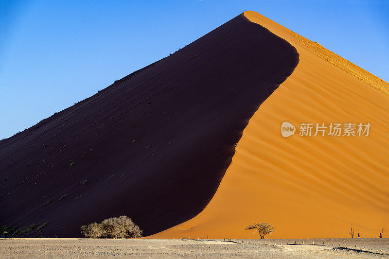 纳米比亚巨大的索苏斯沙丘上的日落