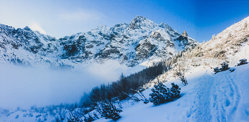 冬季仙境。的雪山风景