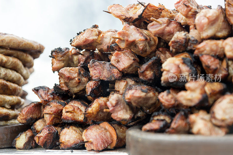 街头市场上的各种肉类食品。