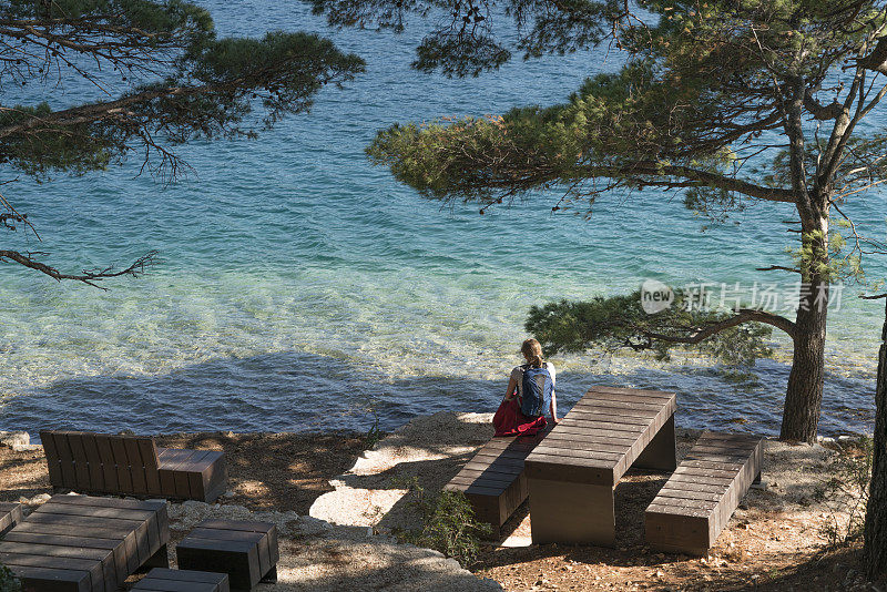在克罗地亚Mljet岛的大湖休息区休息的游客