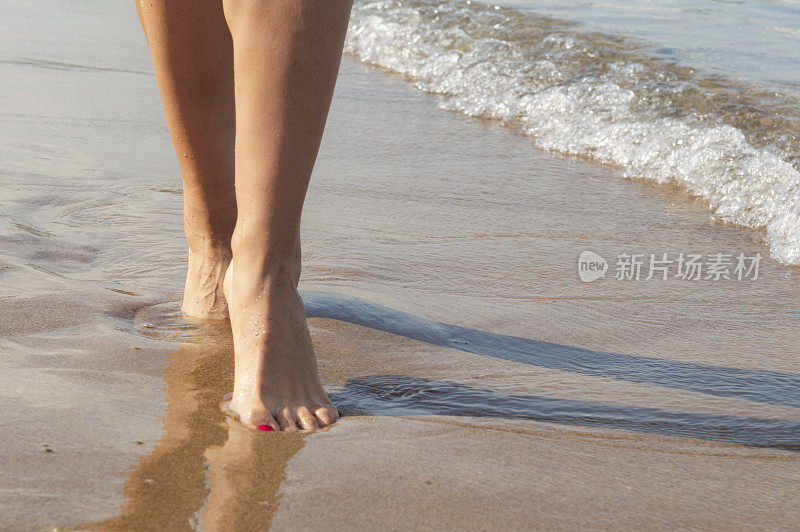 赤脚走在沙滩上