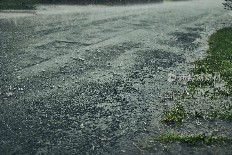 英格兰西北部夏季雷雨期间乡村道路上的暴雨。