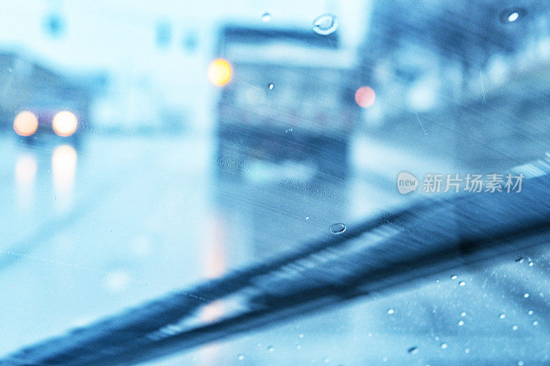 模糊的冬雨和雨夹雪风暴挡风玻璃刮水器