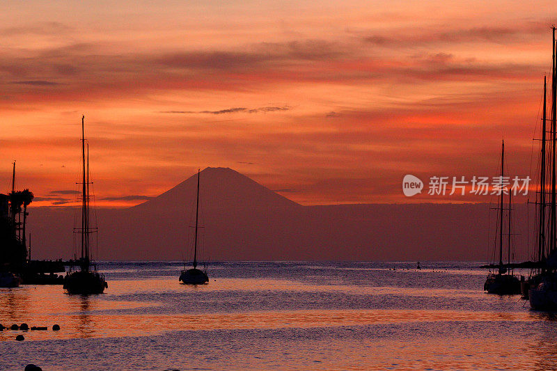 日落后的富士山:三浦半岛Moroiso湾游艇港的景色