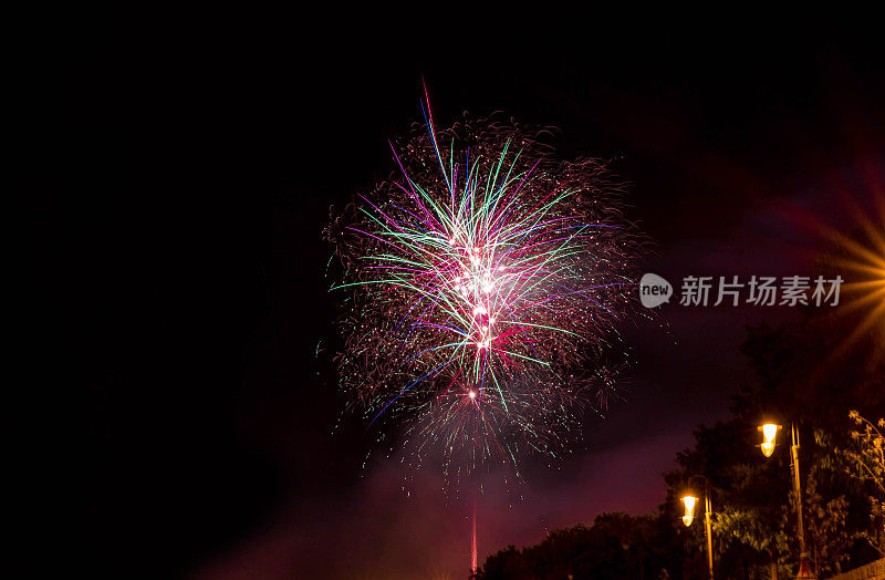 五颜六色的烟花在夜空中