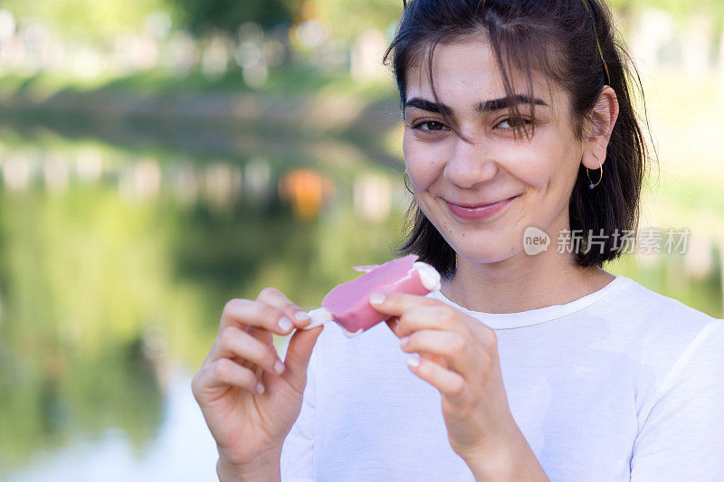 年轻女子在户外吃冰淇淋