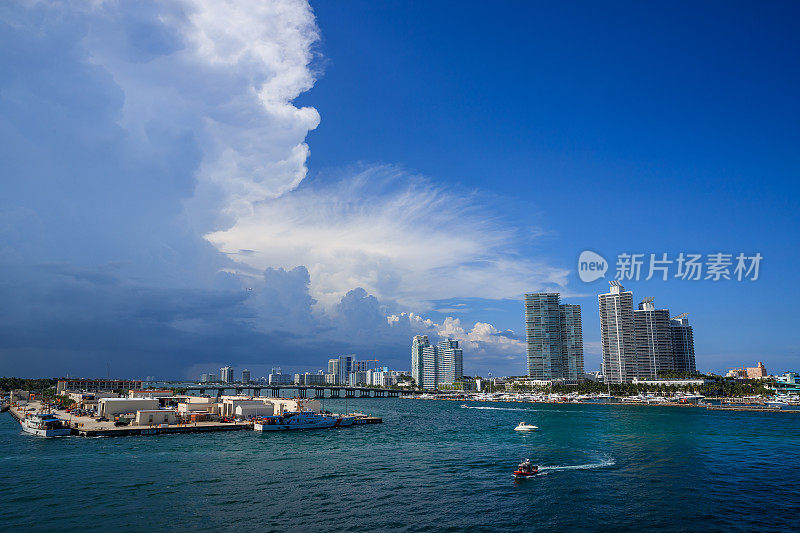 2019年7月27日:海岸警卫队船只在迈阿密港巡逻