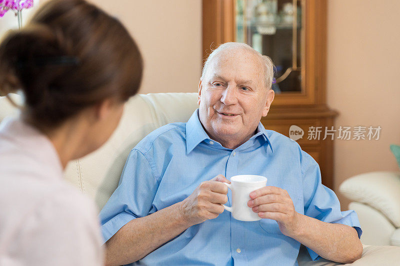 家庭照顾者——妇女帮助老人