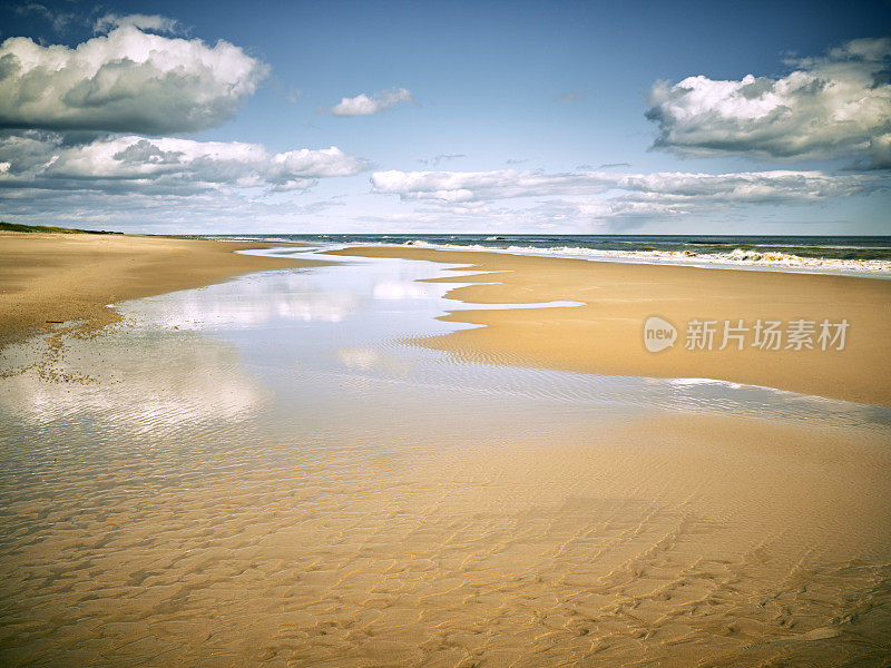 海景，沙滩和多云的天空