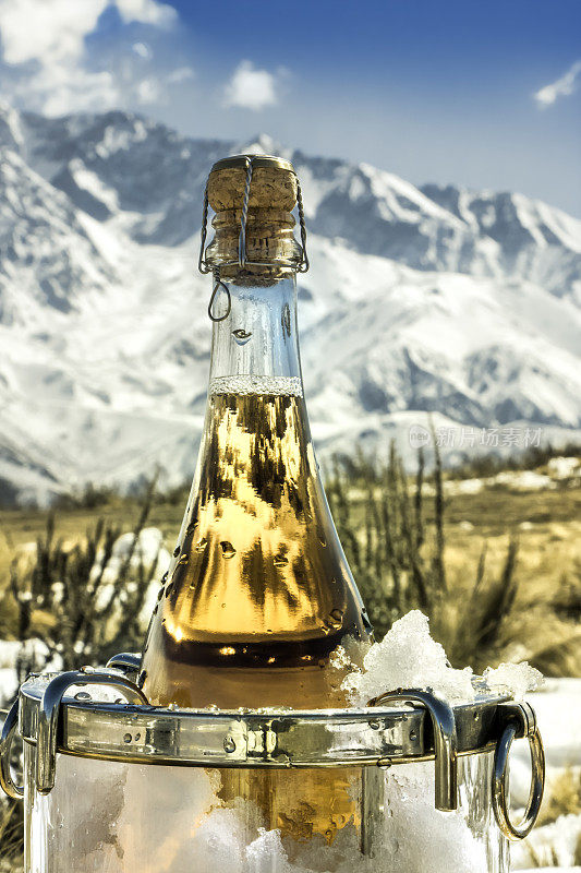 雪山脚下的新鲜气泡酒。