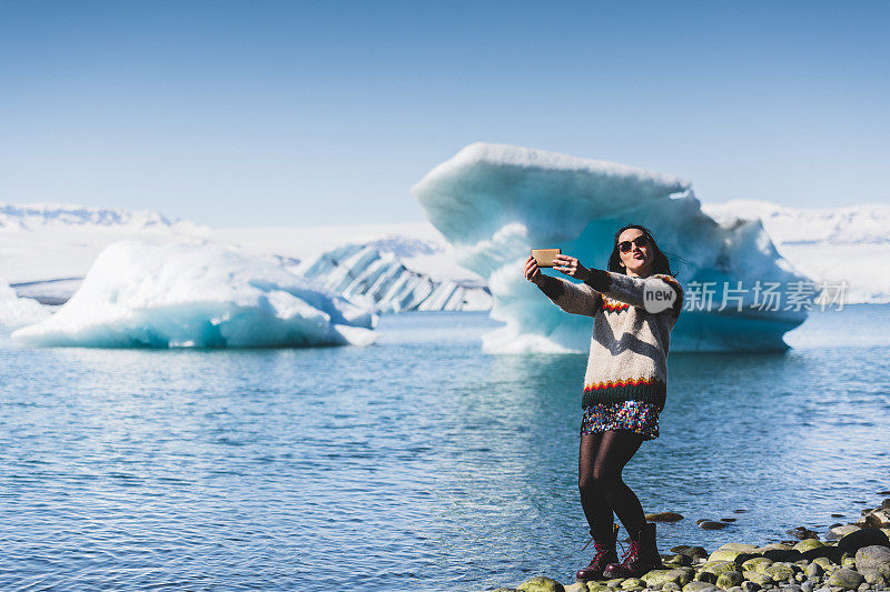 在Jokulsarlon泻湖岸边自拍