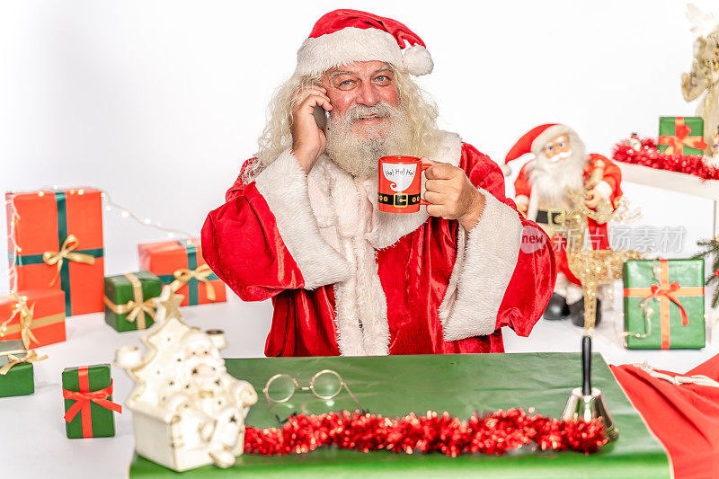 圣诞老人打电话用的是咖啡，茶，牛奶