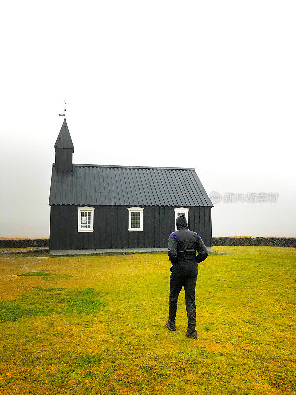 Búðir，冰岛:雨中的黑人教堂(Búðakirkja)