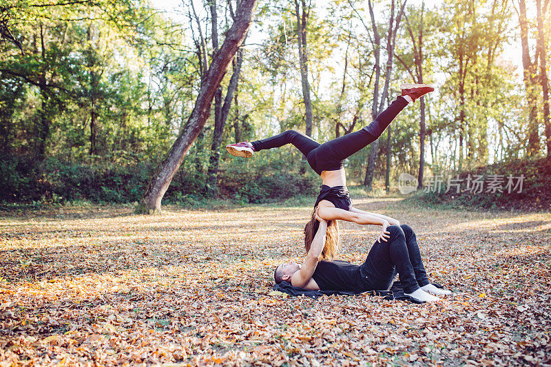 夫妻做acroyoga