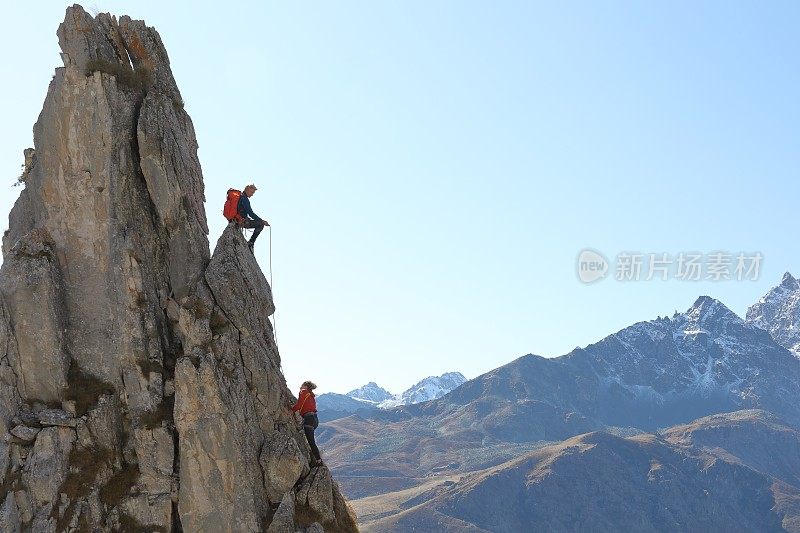 登山运动员登山顶