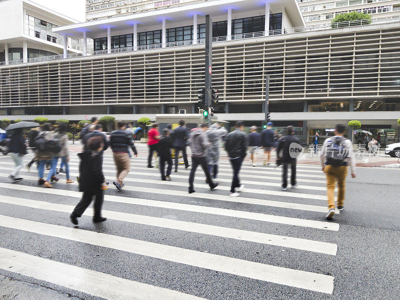 人们在S?o保罗市的街道上