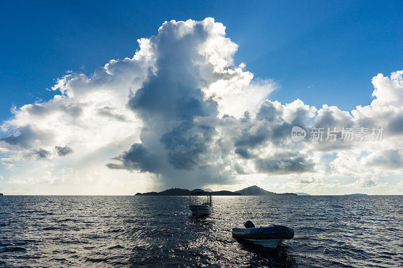 南太平洋密克罗尼西亚楚克礁湖的云景