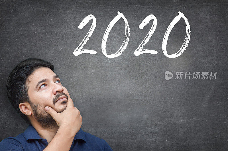 在黑板上展望2020年目标的人