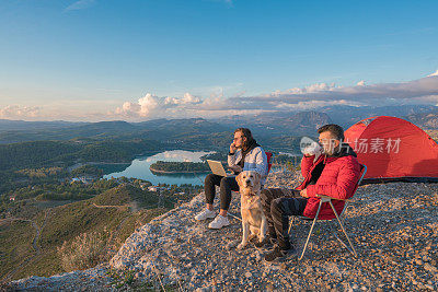 两个好朋友在山顶喝咖啡，看风景