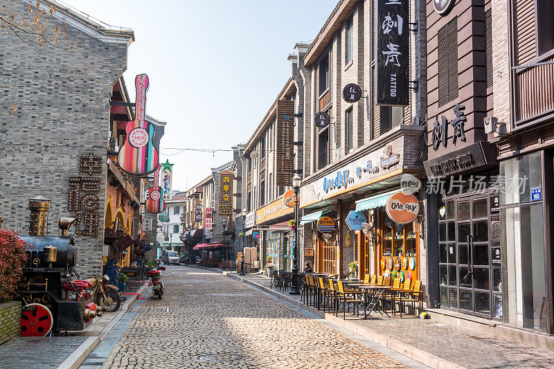 宁波老外滩街景，它是宁波港的旧址，是南京条约的产物，见证了宁波商业集团的诞生和发展