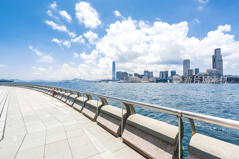 香港维多利亚港附近的海滨长廊。