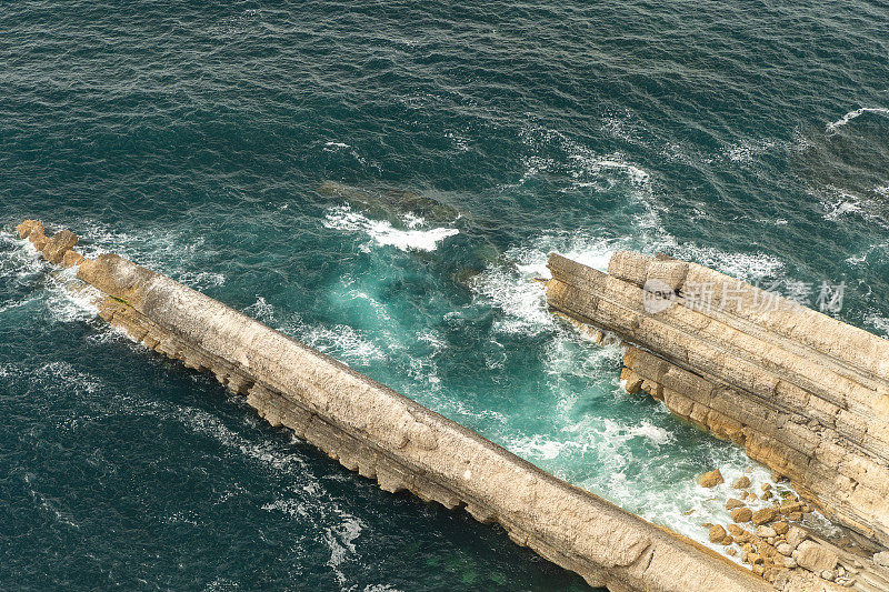 海浪冲击着海岸线