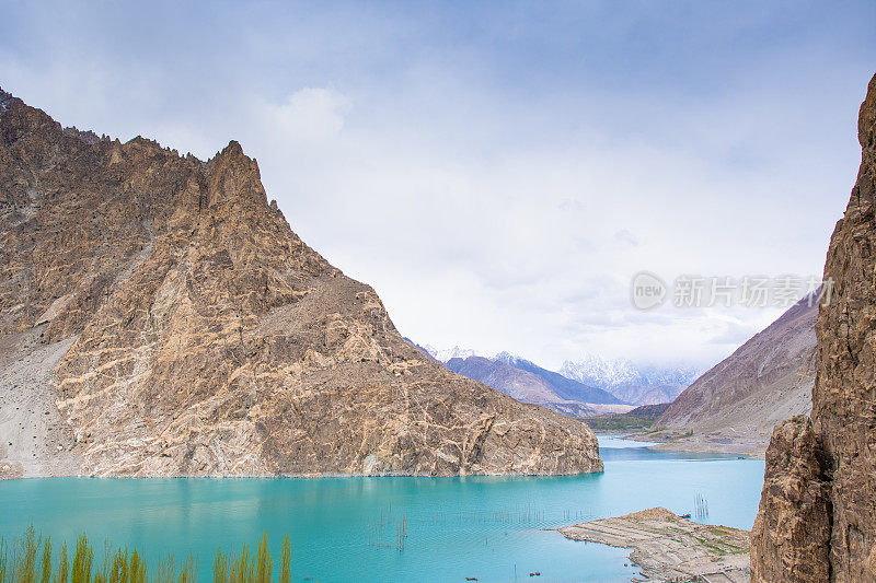 自然风景沿着阿塔巴德湖在巴基斯坦山区罕萨山谷