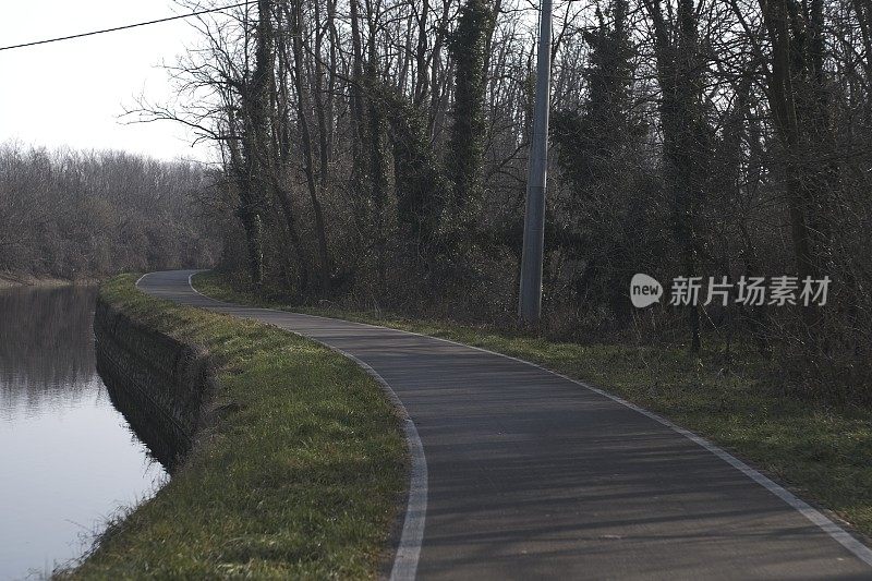 运河附近的乡村公路