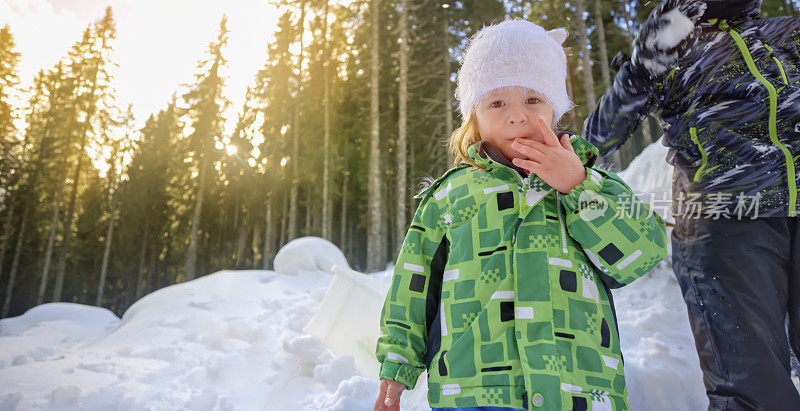 孩子们站在雪地里的肖像