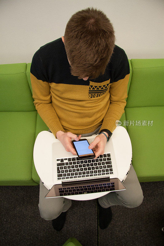 年轻人使用手机和笔记本电脑