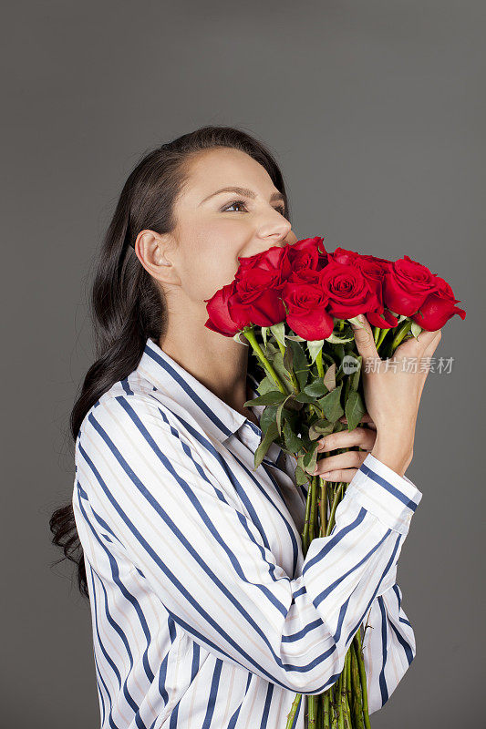 照相馆里一个带玫瑰花的女人