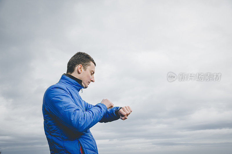 一名男子在登山时使用智能手表