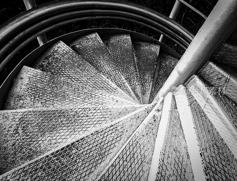 黑白钢螺旋楼梯