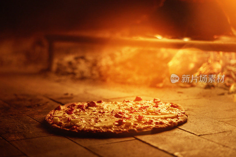 美味的披萨在木火烤箱烤