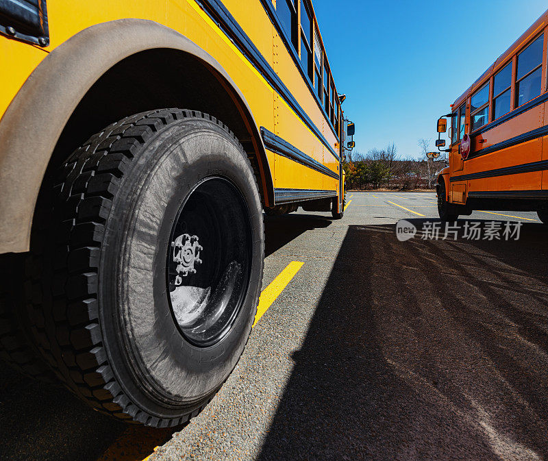 学校巴士在停车场