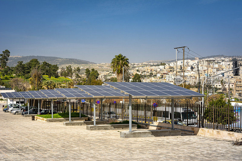 停车场用太阳能板作为屋顶，提供遮蔽和遮荫，产生可再生的太阳能和小规模的电力