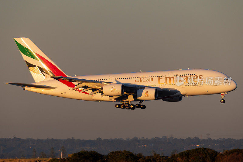 阿联酋航空公司的空客A380四引擎大型客机在悉尼机场着陆。